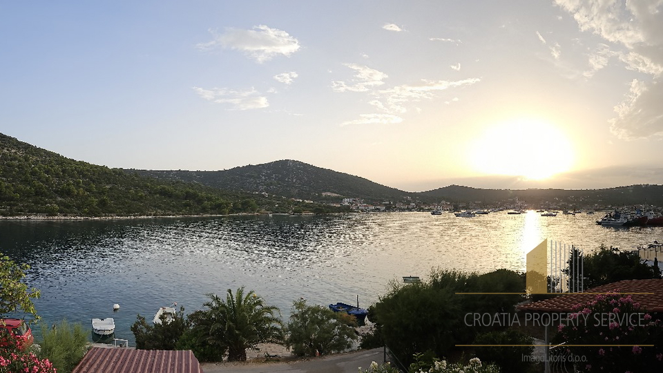 Prečudovita vila prvi vrst s privezom za čoln – Vinišće!