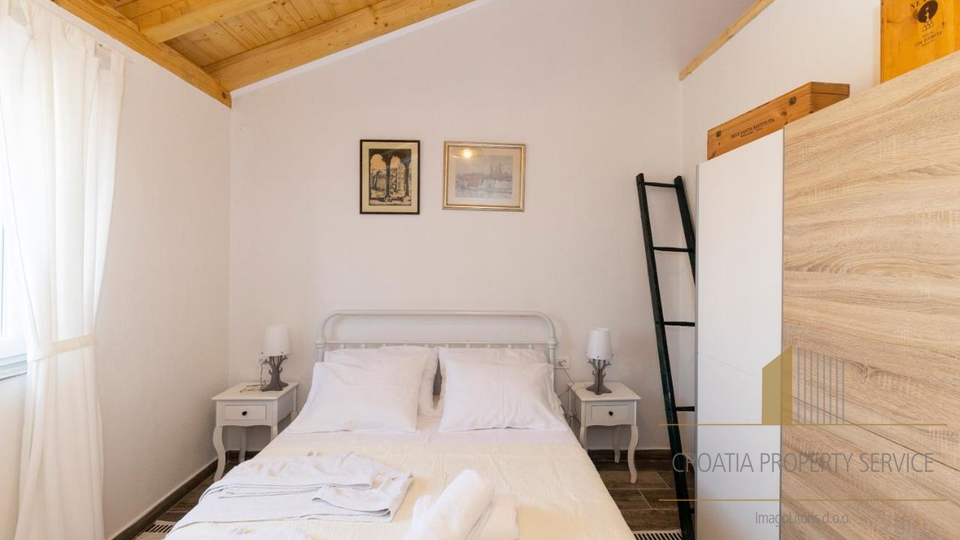 Raj na otoku: Čudovita kamnita vila ob morju na otoku Pašman!