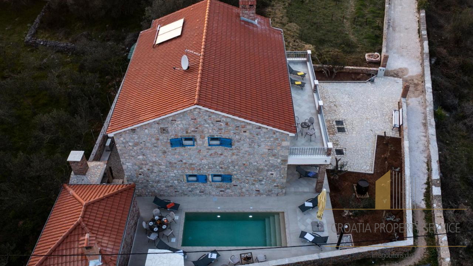 Raj na otoku: Čudovita kamnita vila ob morju na otoku Pašman!