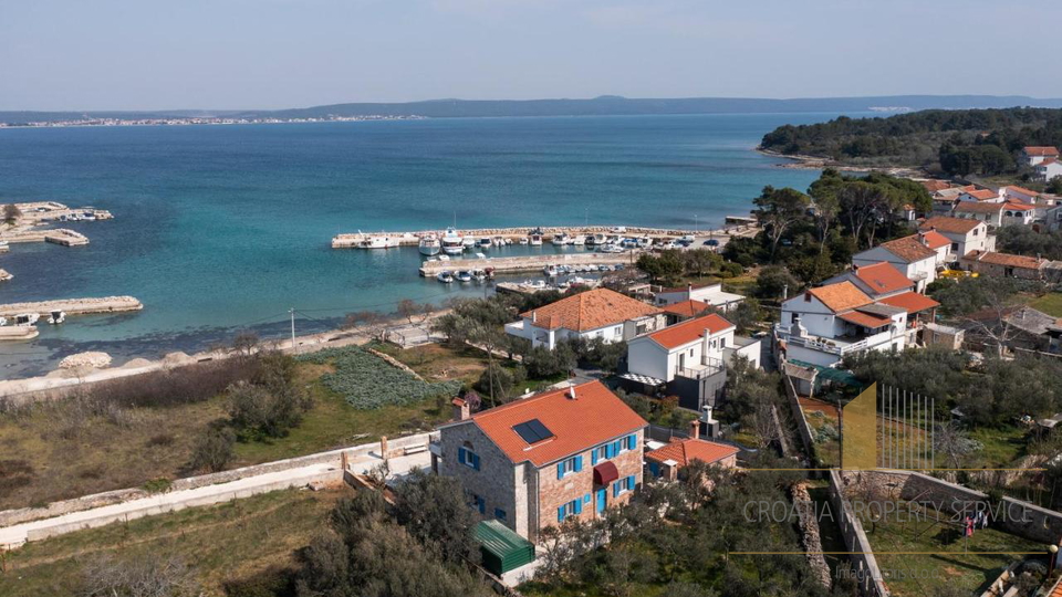Raj na otoku: Čudovita kamnita vila ob morju na otoku Pašman!