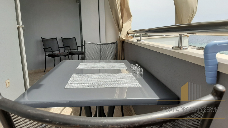 Spacious three-bedroom apartment just 40 meters from the beach – Rogoznica!