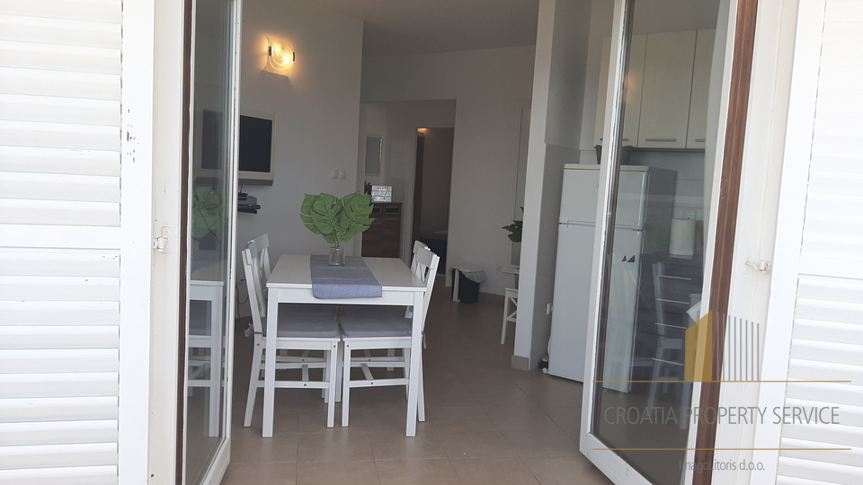 Spacious three-bedroom apartment just 40 meters from the beach – Rogoznica!