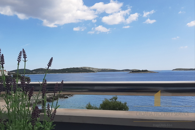 Spacious three-bedroom apartment just 40 meters from the beach – Rogoznica!