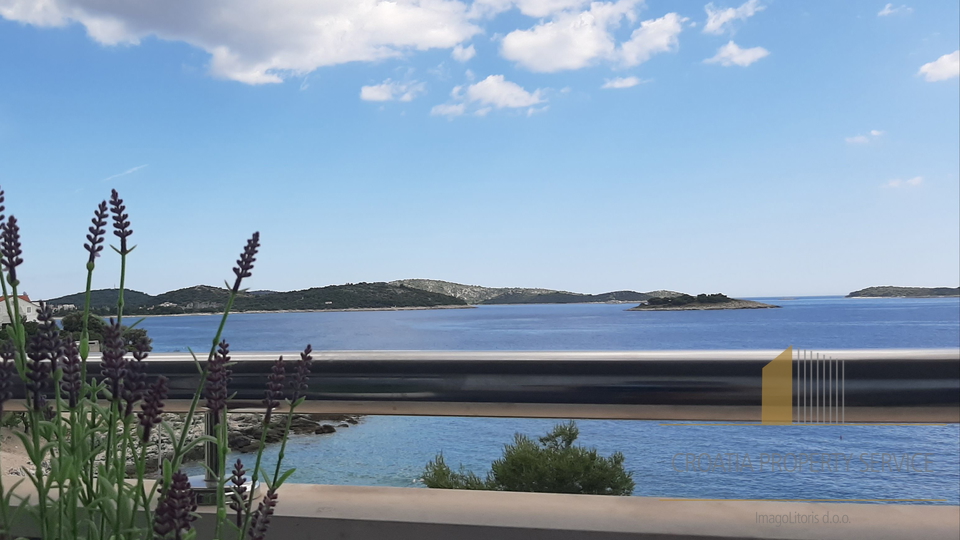 Spacious three-bedroom apartment just 40 meters from the beach – Rogoznica!