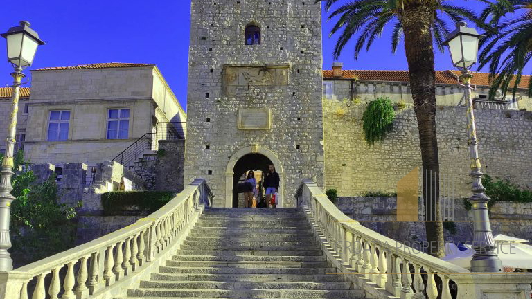 Building land with two houses only 40 m from the sea - Korčula!