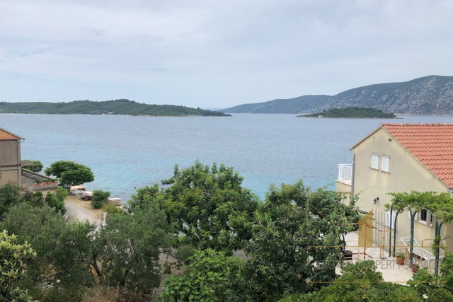 Baugrundstück mit zwei Häusern nur 40 m vom Meer entfernt - Korčula!