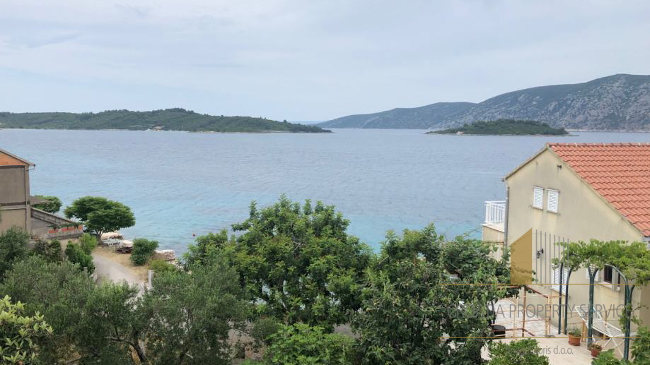 Building land with two houses only 40 m from the sea - Korčula!