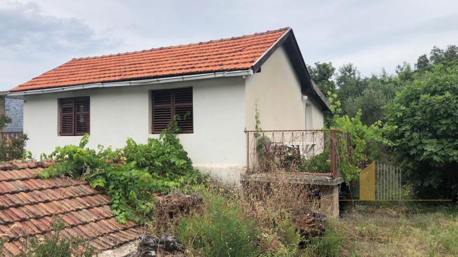Building land with two houses only 40 m from the sea - Korčula!