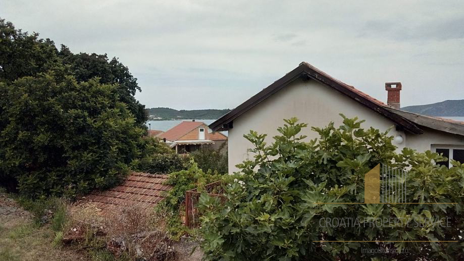 Building land with two houses only 40 m from the sea - Korčula!