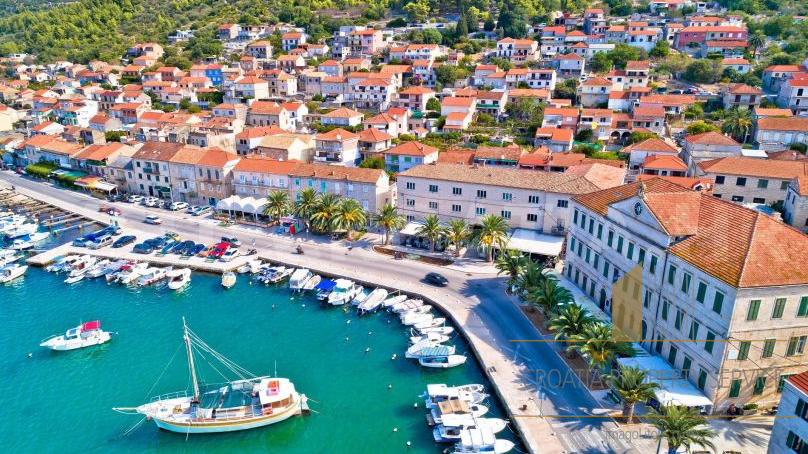 Terreno edificabile in posizione privilegiata a 60 m dalla spiaggia sull'isola di Korčula!