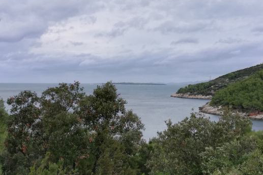 Строительный участок в отличном месте, всего в 60 м от пляжа на острове Корчула!