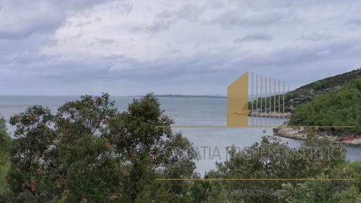 Terreno edificabile in posizione privilegiata a 60 m dalla spiaggia sull'isola di Korčula!