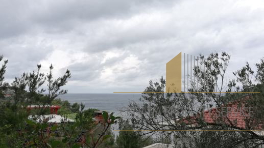 Terreno edificabile in posizione privilegiata a 60 m dalla spiaggia sull'isola di Korčula!