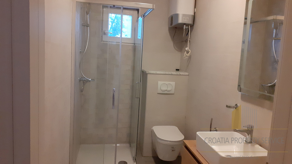 Spacious three-bedroom apartment just 40 meters from the beach – Rogoznica!