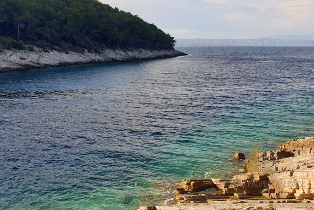 Izjemno zemljišče 1. vrsta ob morju z neskončnim potencialom – Vela Luka, Korčula!