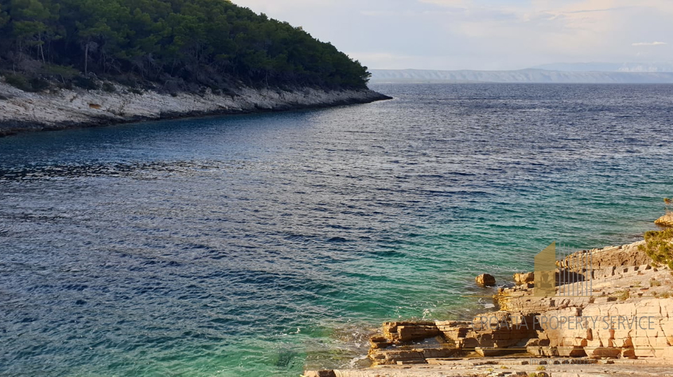 Izjemno zemljišče 1. vrsta ob morju z neskončnim potencialom – Vela Luka, Korčula!