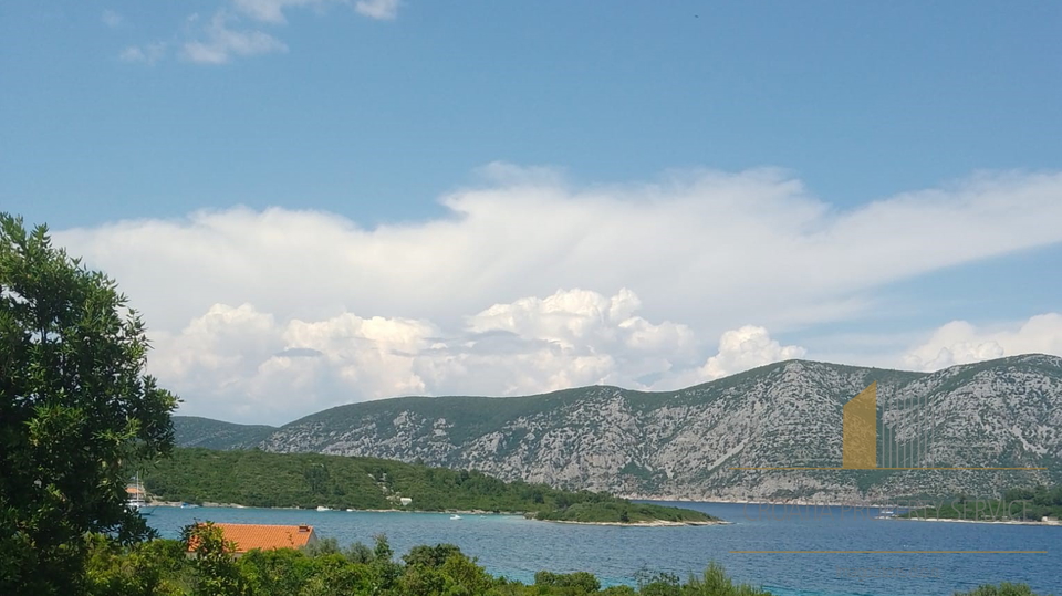 Außergewöhnliches Baugrundstück nur 50 m vom Meer entfernt - Račišće, Korčula!