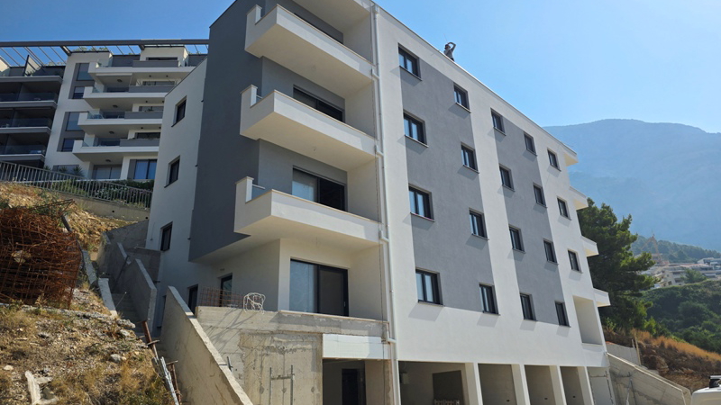 Ekskluzivno dvoposteljno stanovanje v sredi&scaron;&ccaron;u Makarske&comma; le 390 m od morja&excl;