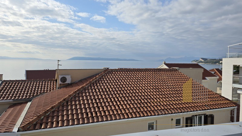 Prostrana kuća s pogledom na more u Tučepima!