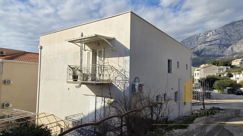Prostrana kuća s pogledom na more u Tučepima!
