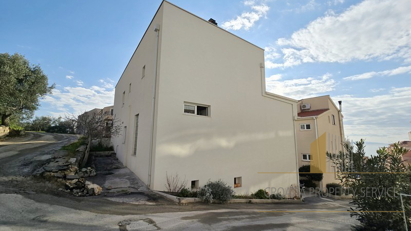 Prostrana kuća s pogledom na more u Tučepima!