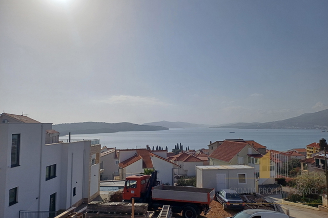 Luxurious three-bedroom apartment with a rooftop terrace and sea view on the island of Čiovo!