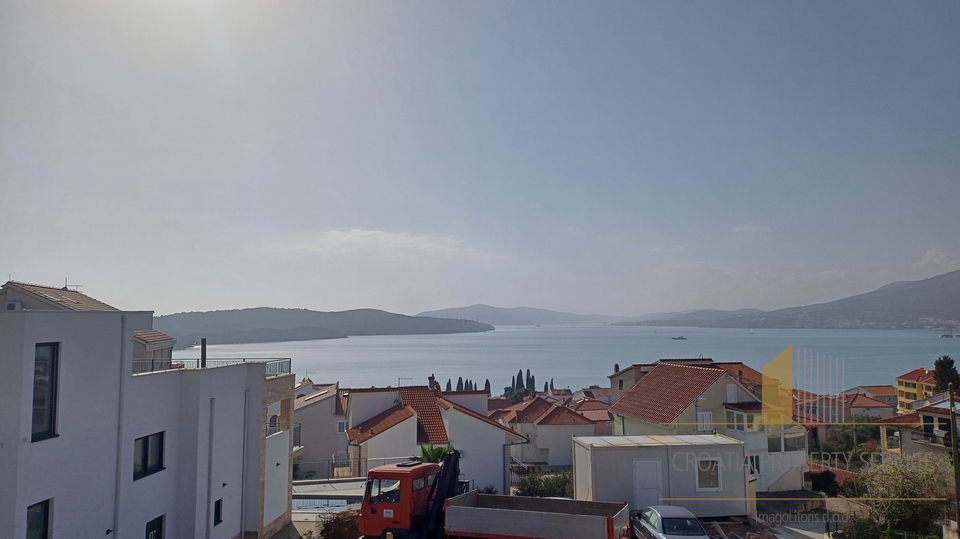 Luxurious three-bedroom apartment with a rooftop terrace and sea view on the island of Čiovo!