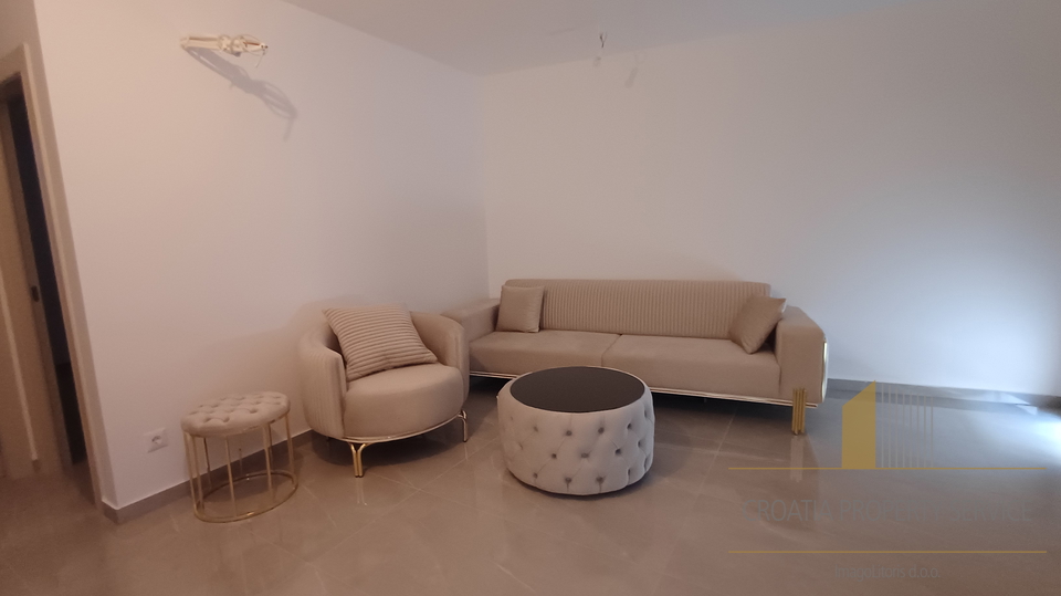 Casa moderna con due appartamenti e giardino a 500 m dalla spiaggia a Kaštel Štafilić!