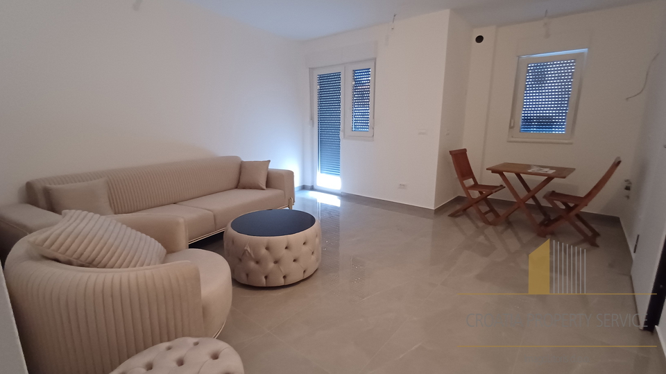 Casa moderna con due appartamenti e giardino a 500 m dalla spiaggia a Kaštel Štafilić!