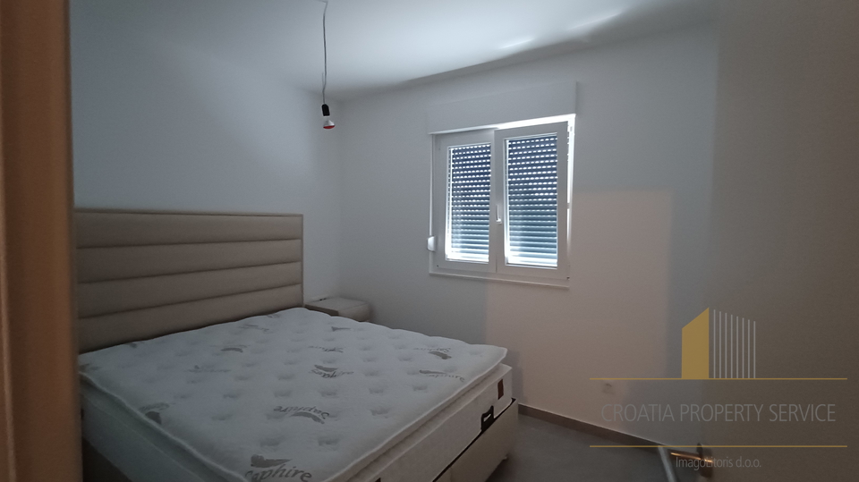 Casa moderna con due appartamenti e giardino a 500 m dalla spiaggia a Kaštel Štafilić!