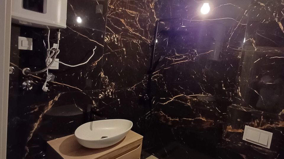 Moderan dvosoban stan s vrtom 500 m od pla&zcaron;e u Ka&scaron;tel &Scaron;tafili&cacute;u&excl;