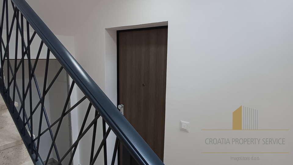 Casa moderna con due appartamenti e giardino a 500 m dalla spiaggia a Kaštel Štafilić!