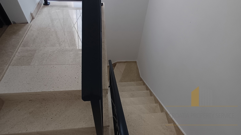 Casa moderna con due appartamenti e giardino a 500 m dalla spiaggia a Kaštel Štafilić!