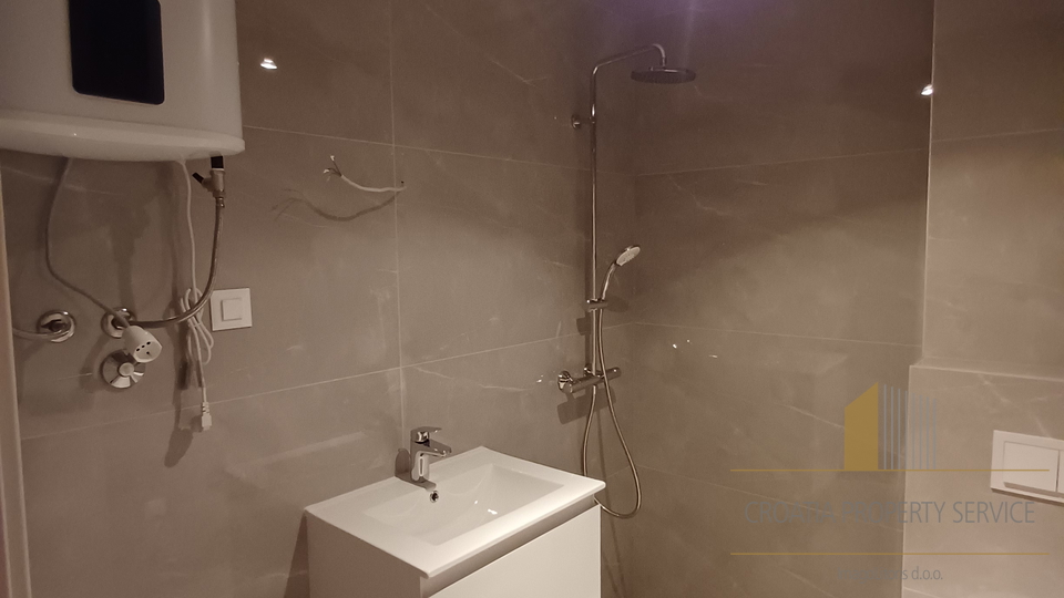 Casa moderna con due appartamenti e giardino a 500 m dalla spiaggia a Kaštel Štafilić!