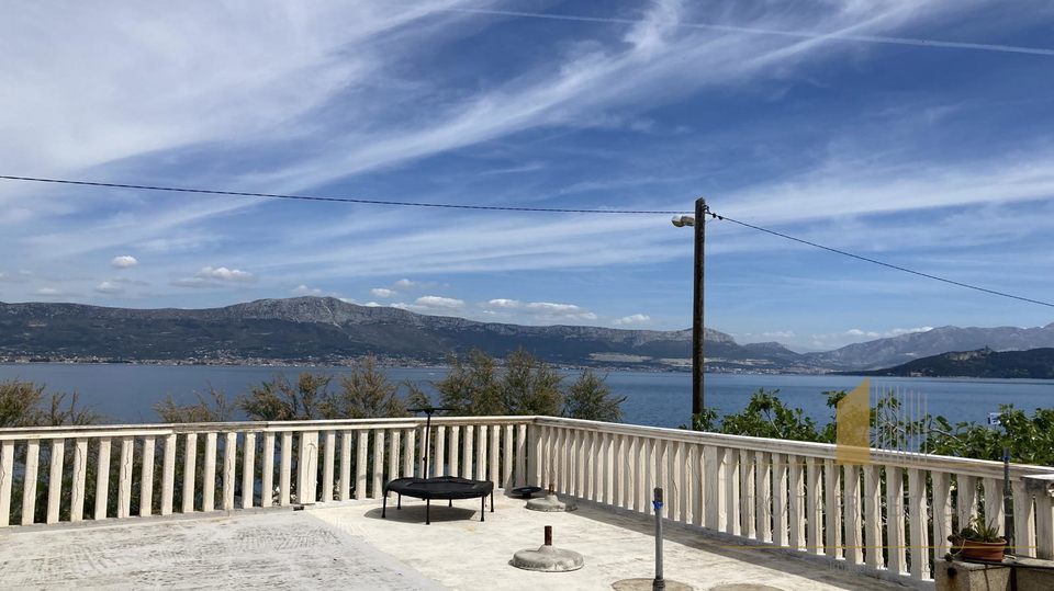 An exclusive oasis by the beach - a house with two apartments in an enchanting location on Čiovo!