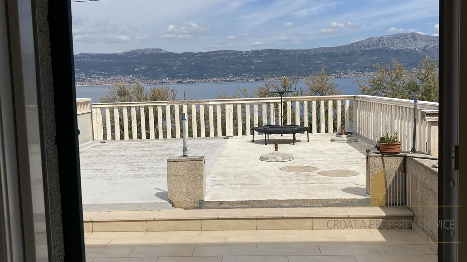 An exclusive oasis by the beach - a house with two apartments in an enchanting location on Čiovo!