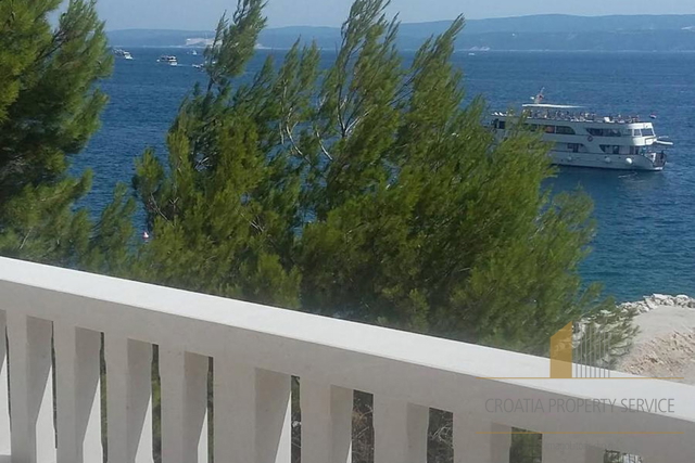 Luxurious villa with great potential, first row by the sea in the vicinity of Omiš!