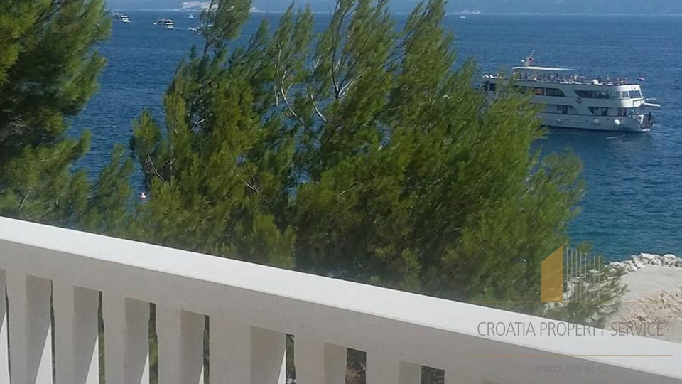 Luxurious villa with great potential, first row by the sea in the vicinity of Omiš!