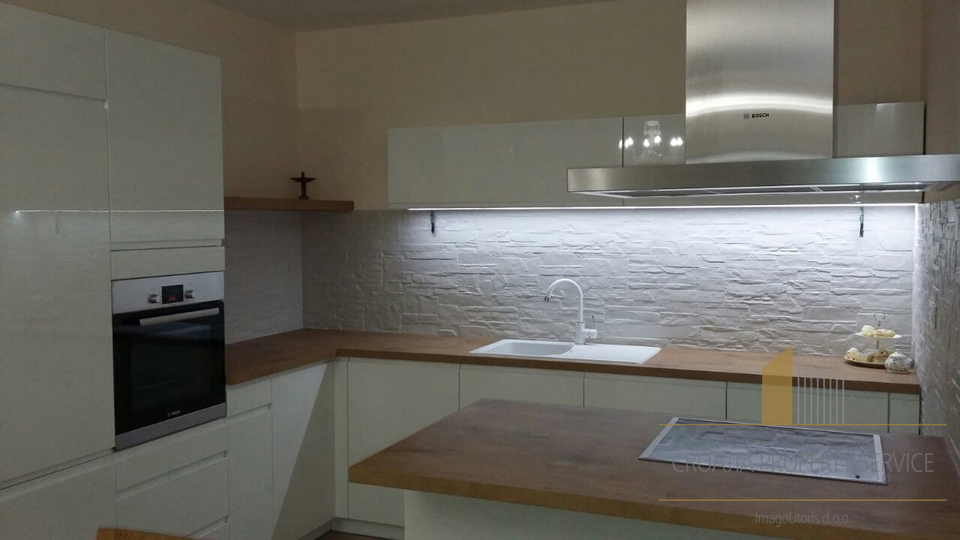 Luxurious villa with great potential, first row by the sea in the vicinity of Omiš!