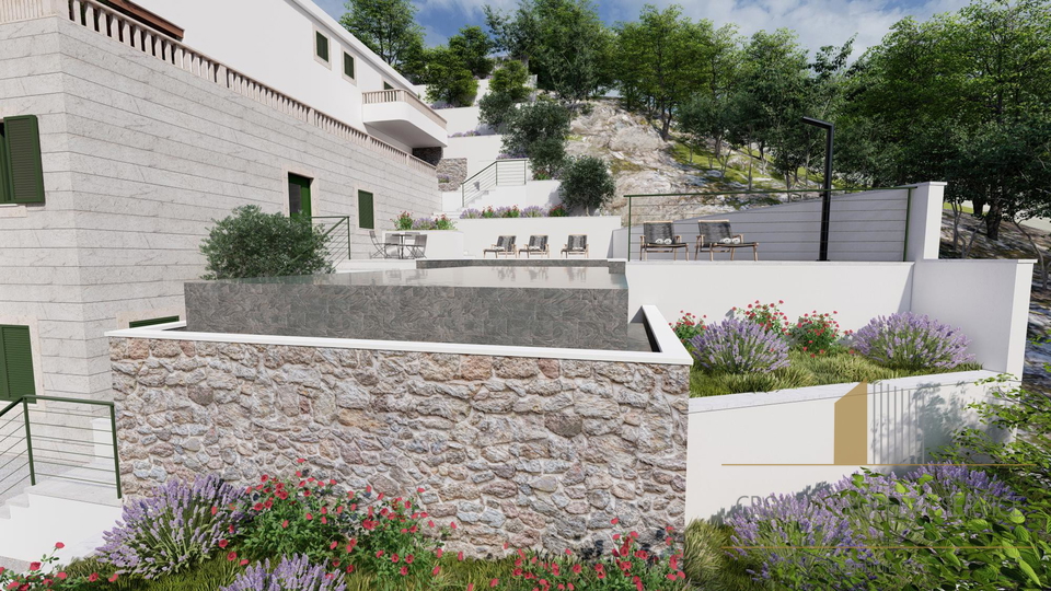 Luxurious villa with great potential, first row by the sea in the vicinity of Omiš!