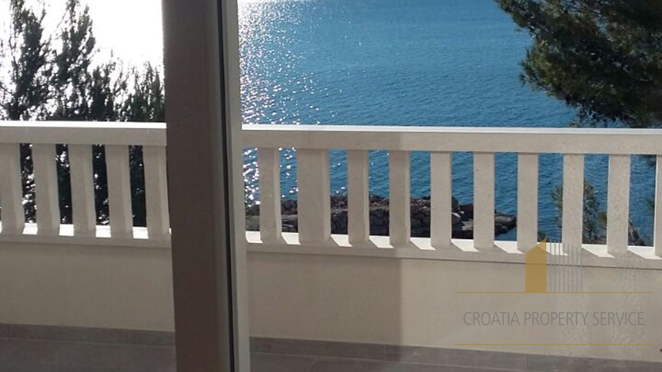 Luxurious villa with great potential, first row by the sea in the vicinity of Omiš!