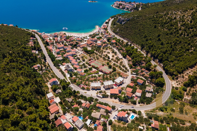 Villaggio turistico con hotel, prima fila sulla spiaggia - Klek!