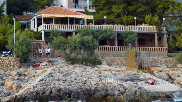 Attractive pension in an exclusive location by the sea on the island of Hvar!