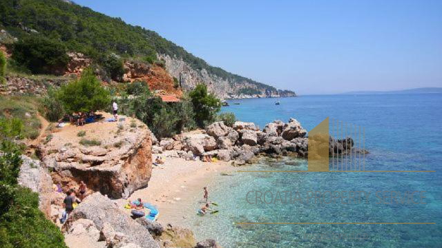 Attractive pension in an exclusive location by the sea on the island of Hvar!