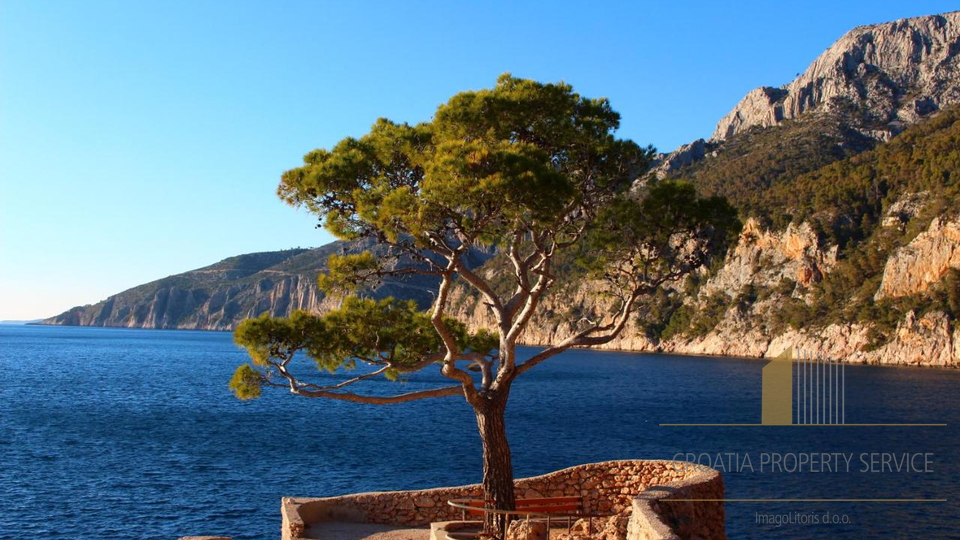 Attractive pension in an exclusive location by the sea on the island of Hvar!