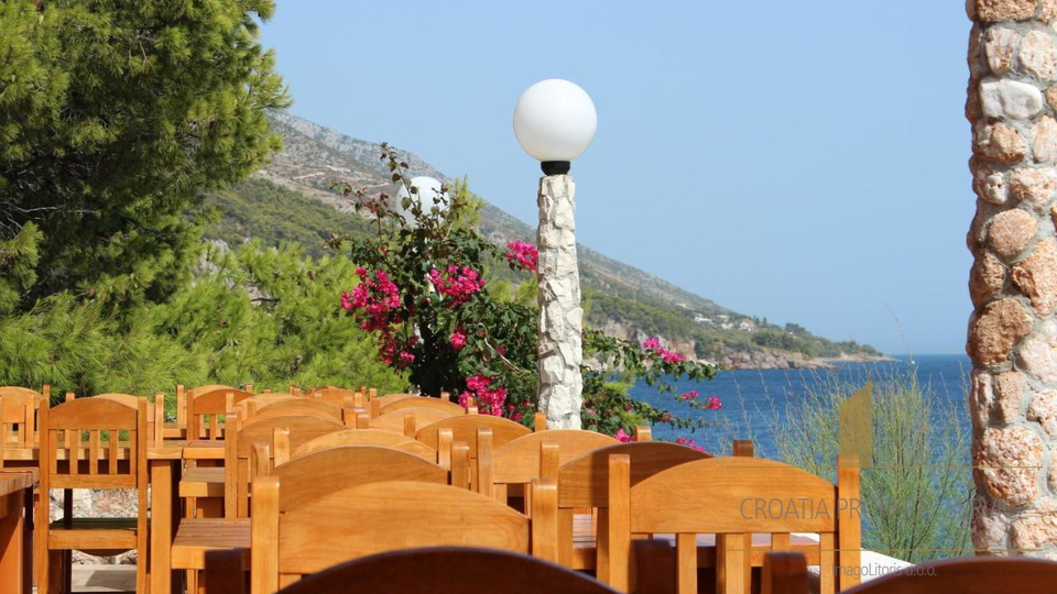 Attractive pension in an exclusive location by the sea on the island of Hvar!