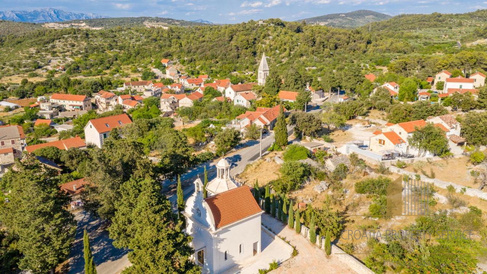 Čudovita kamnita vila z bazenom na otoku Brač!