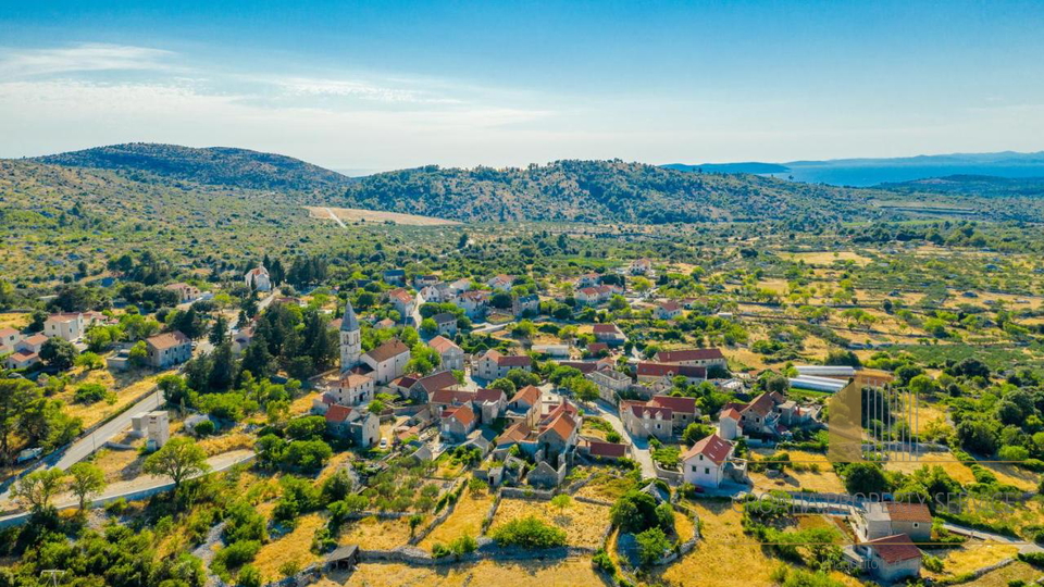 Čudovita kamnita vila z bazenom na otoku Brač!