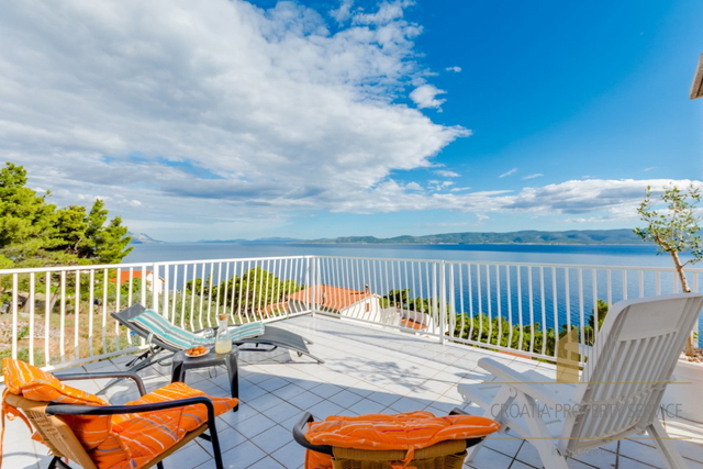 Prekrasna  apartmanska kuća s pogledom na more na  Omiškoj Rivijeri!