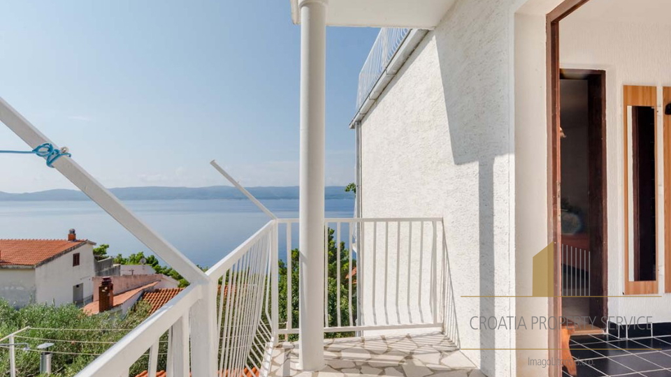 Prekrasna  apartmanska kuća s pogledom na more na  Omiškoj Rivijeri!
